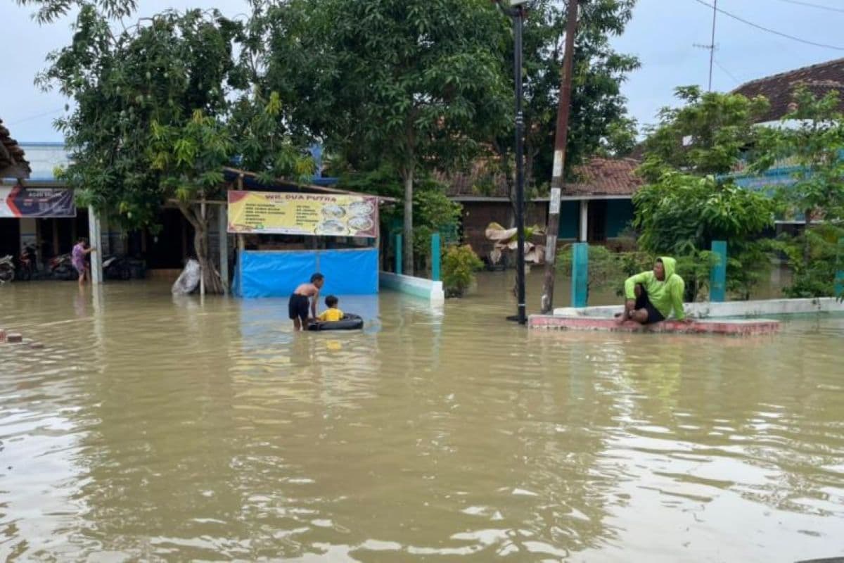 BNPB Kirim Tim Reaksi Cepat Tangani Banjir dan Longsor di Sukabumi - Image