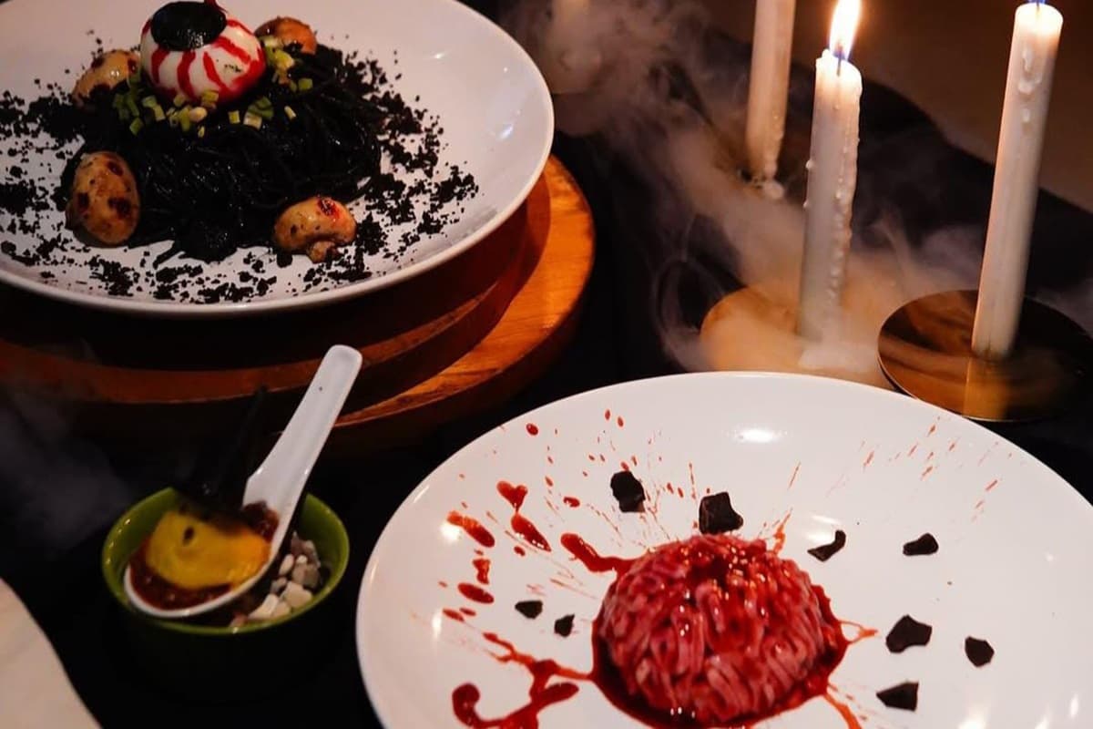 Cocok Buat Nge-date atau Chill Bareng Bestie, Daftar Restoran di Surabaya ini Punya Menu Spesial Halloween - Image
