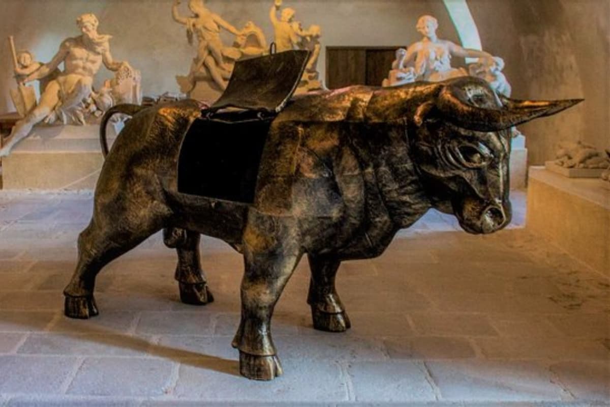 Brazen Bull: Simbol Kekuasaan dan Kekejaman di Era Phalaris - Image