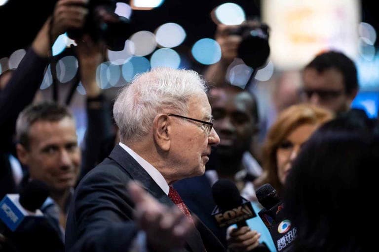 Warren Buffett Pensiun dalam Puncak Kejayaan, Berkshire Hathaway Catat Laba Rekor Rp225 Triliun - Image