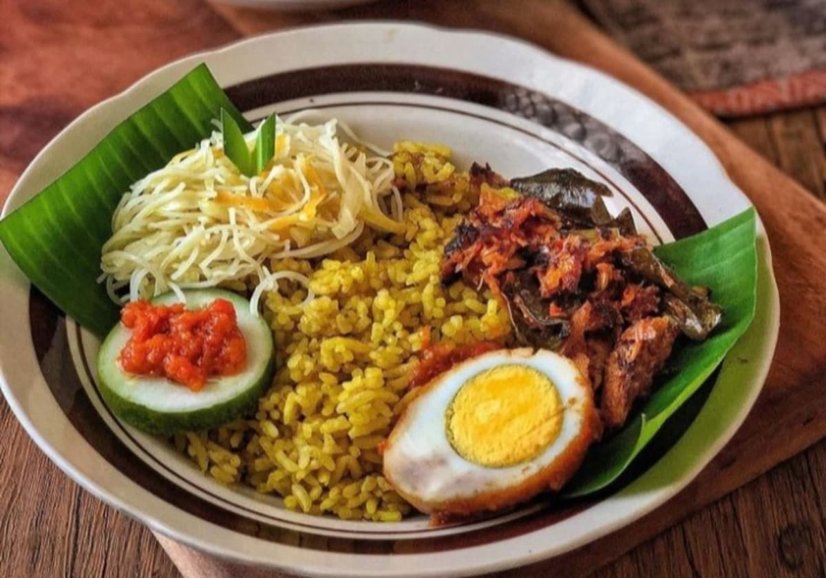 Sudah Pernah Coba? 3 Nasi Kuning Legendaris di Surabaya Ini Wajib Masuk List Sarapanmu - Image