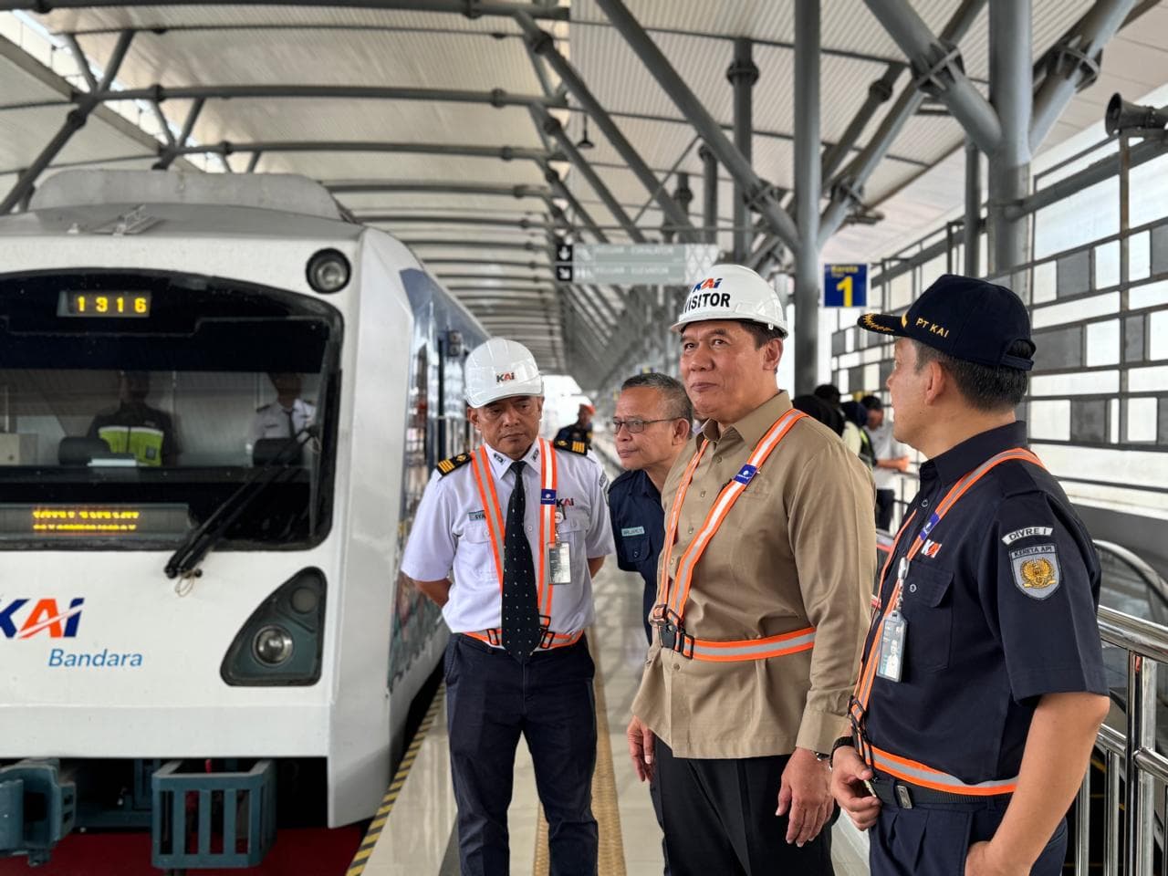 Anggota DPR Dukung Rencana Presiden Prabowo Bangun Jalur KA di Luar Jawa: Biaya Efisien, Dampak Ekonomi Besar - Image