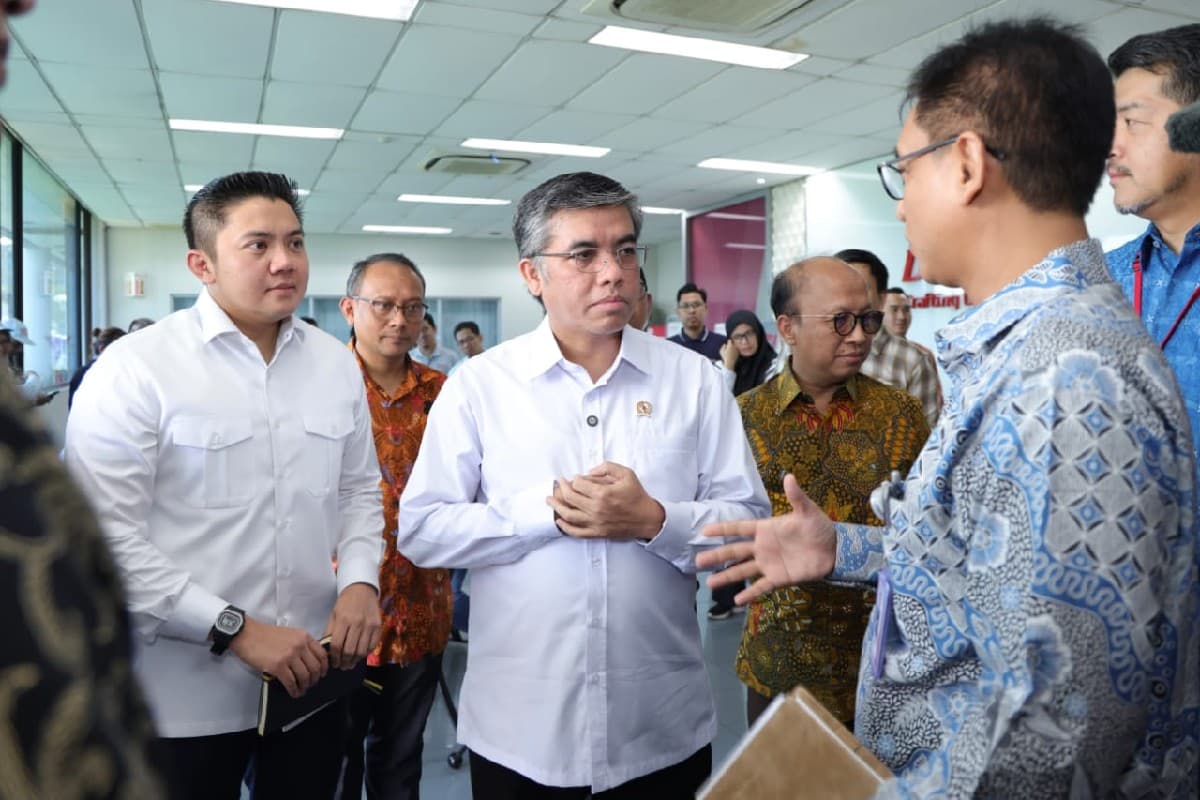 Menaker dan Seskab Tinjau Pelaksanaan Program Pemagangan Nasional di PT Denso Indonesia - Image