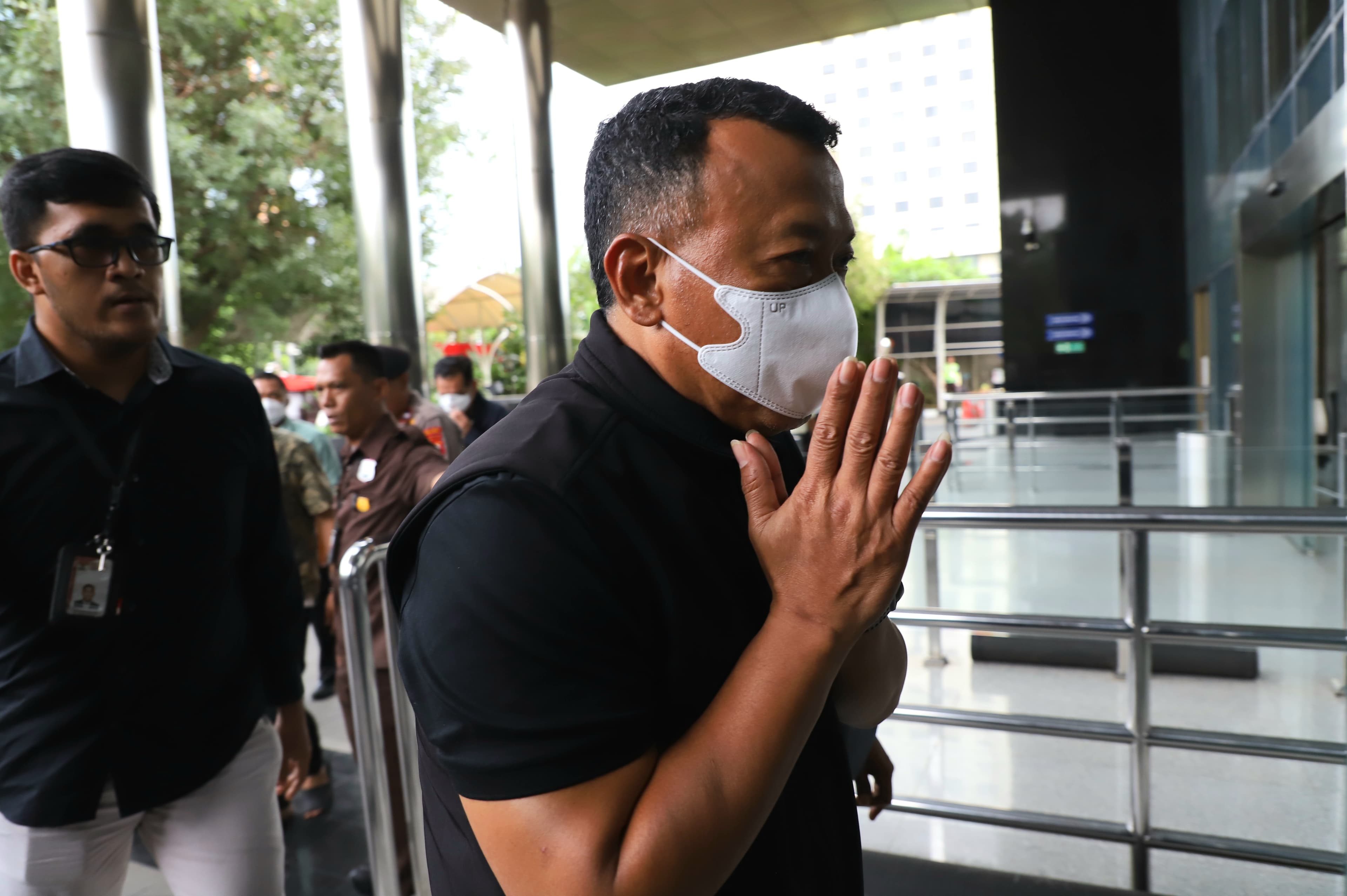 Kenakan Masker dan Pakaian Hitam, Bupati Ponorogo Sugiri Sancoko Tiba di Gedung Merah Putih KPK - Image