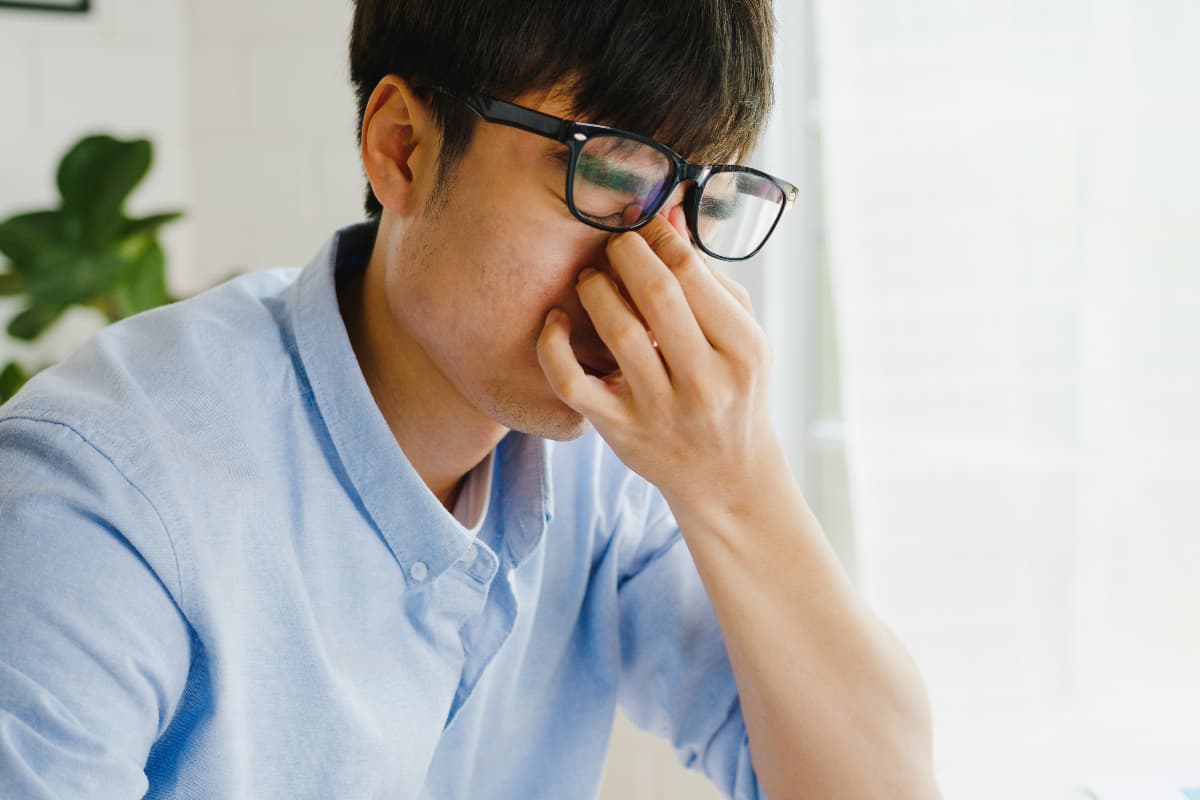 Sering Merasakan Kilatan Cahaya di Ujung Mata? Kenali Istilah Photopsia dan Penyebabnya - Image