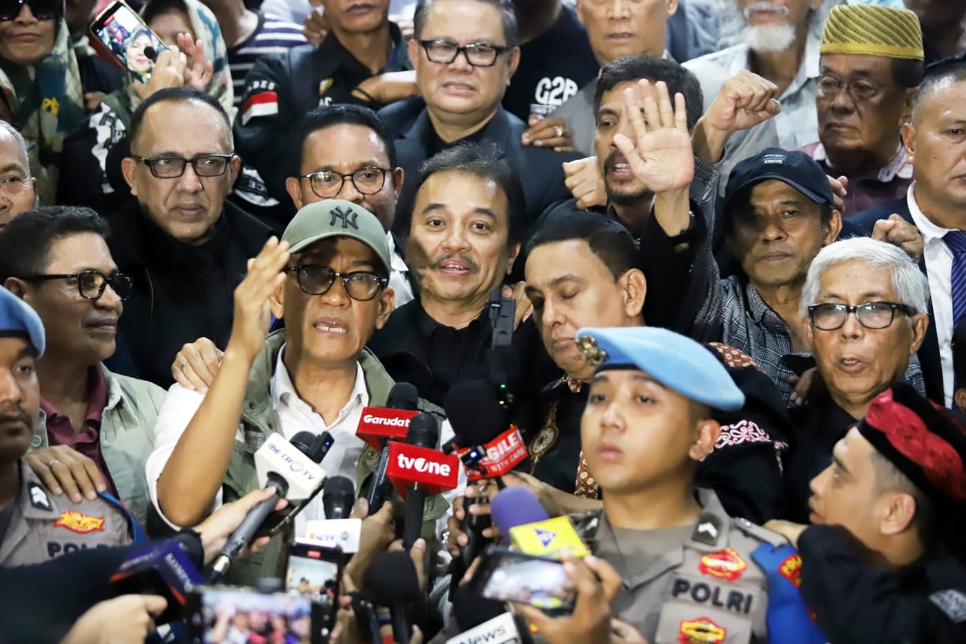 Roy Suryo Cs Gugat UU ITE dan KUHP ke MK Buntut Ditetapkan Tersangka Pencemaran Nama Baik Jokowi - Image