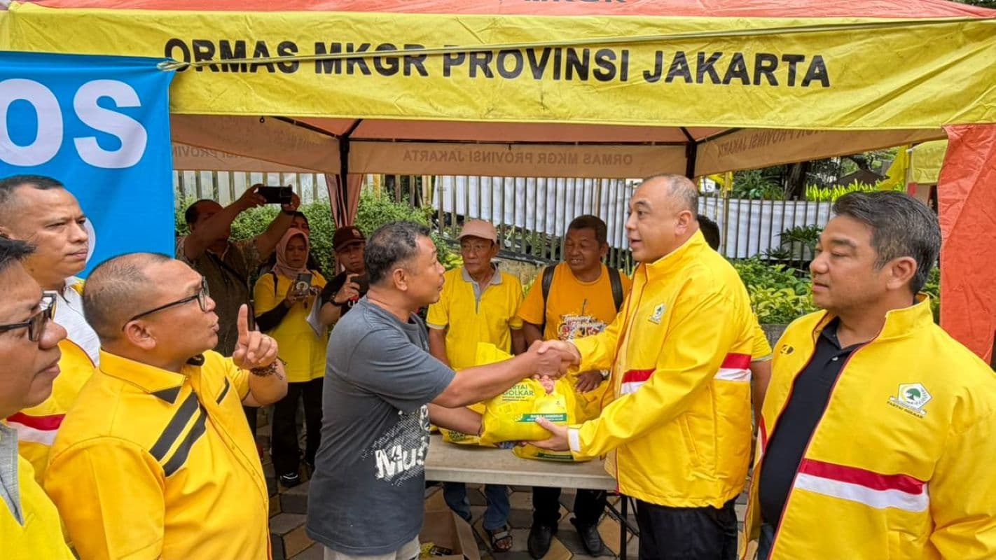 Syukuran Gelar Pahlawan Soeharto, Golkar DKI Jakarta Gelar Baksos 6.100 Paket Sembako Murah - Image
