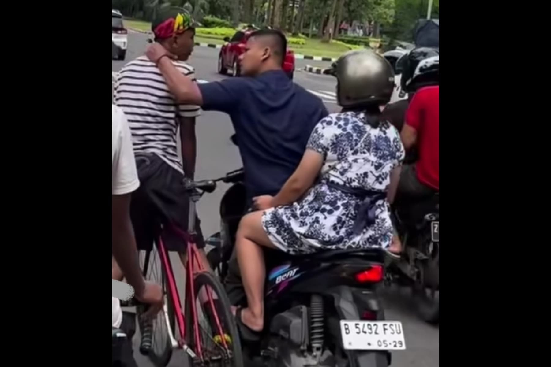 Viral Pengendara Motor Cekik Pesepeda di Cikarang Bekasi: Tak Pakai Helm, Lawan Arah - Image