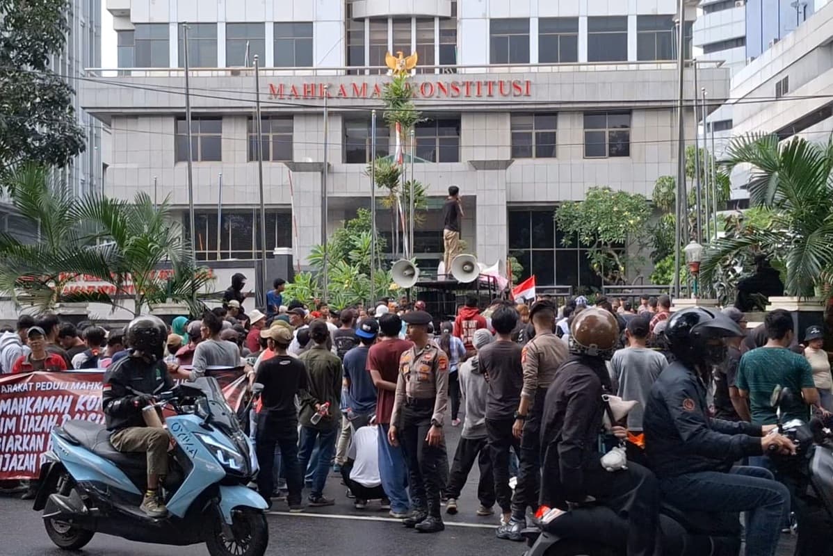 Meski Arsul Sani Telah Tunjukkan Ijazah Asli, Massa Tetap Gelar Demo di MK - Image