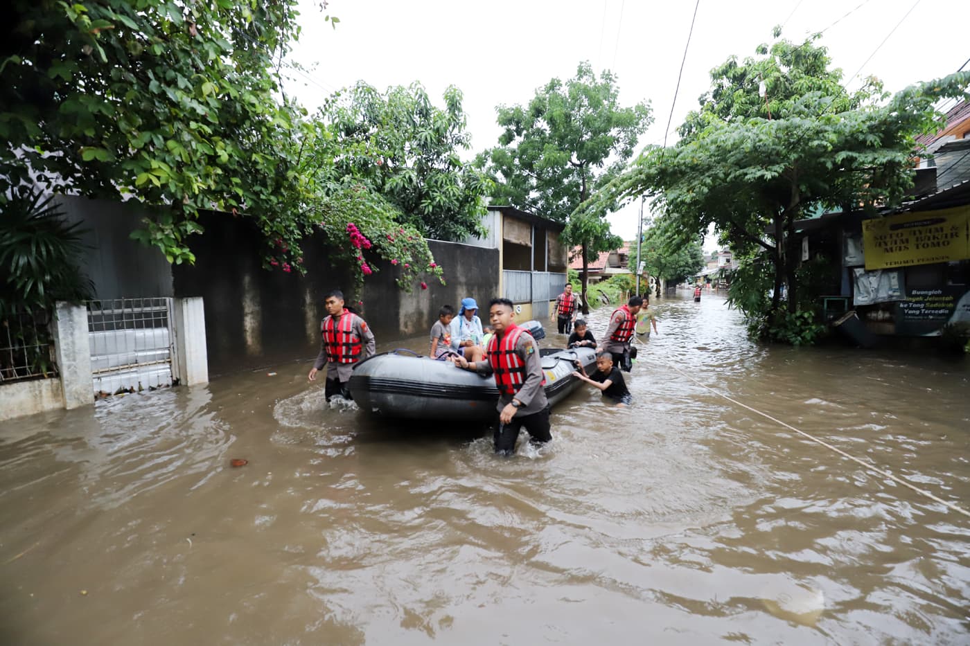 Pemprov DKI Jakarta Perkuat Mitigasi Banjir: Siagakan 560 Pompa Stasioner hingga 3.908 Pasukan Biru - Image