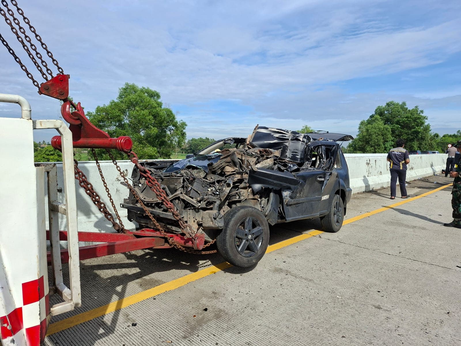 Prajurit TNI Temukan 90 Ribu Butir Ekstasi dalam Mobil SUV Ringsek yang Ditinggal Pengemudi di Jalan Tol Lintas Sumatera - Image