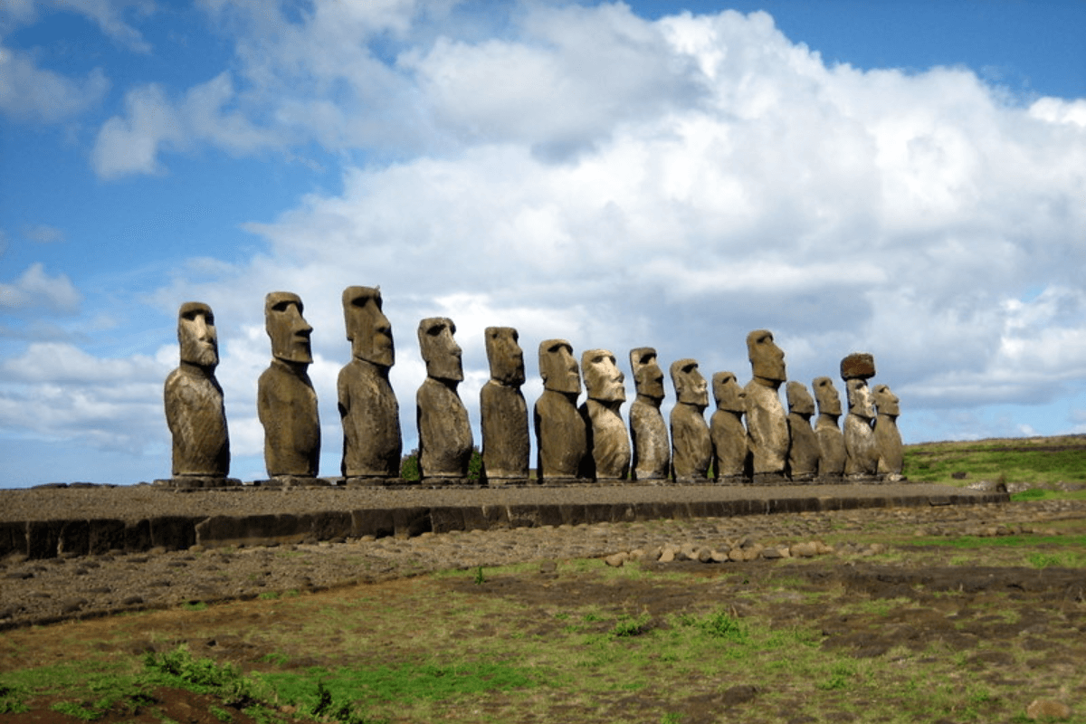 Mengungkap Asal-Usul dan Makna Moai: Patung Batu Raksasa Ikonik dari Pulau Paskah - Image