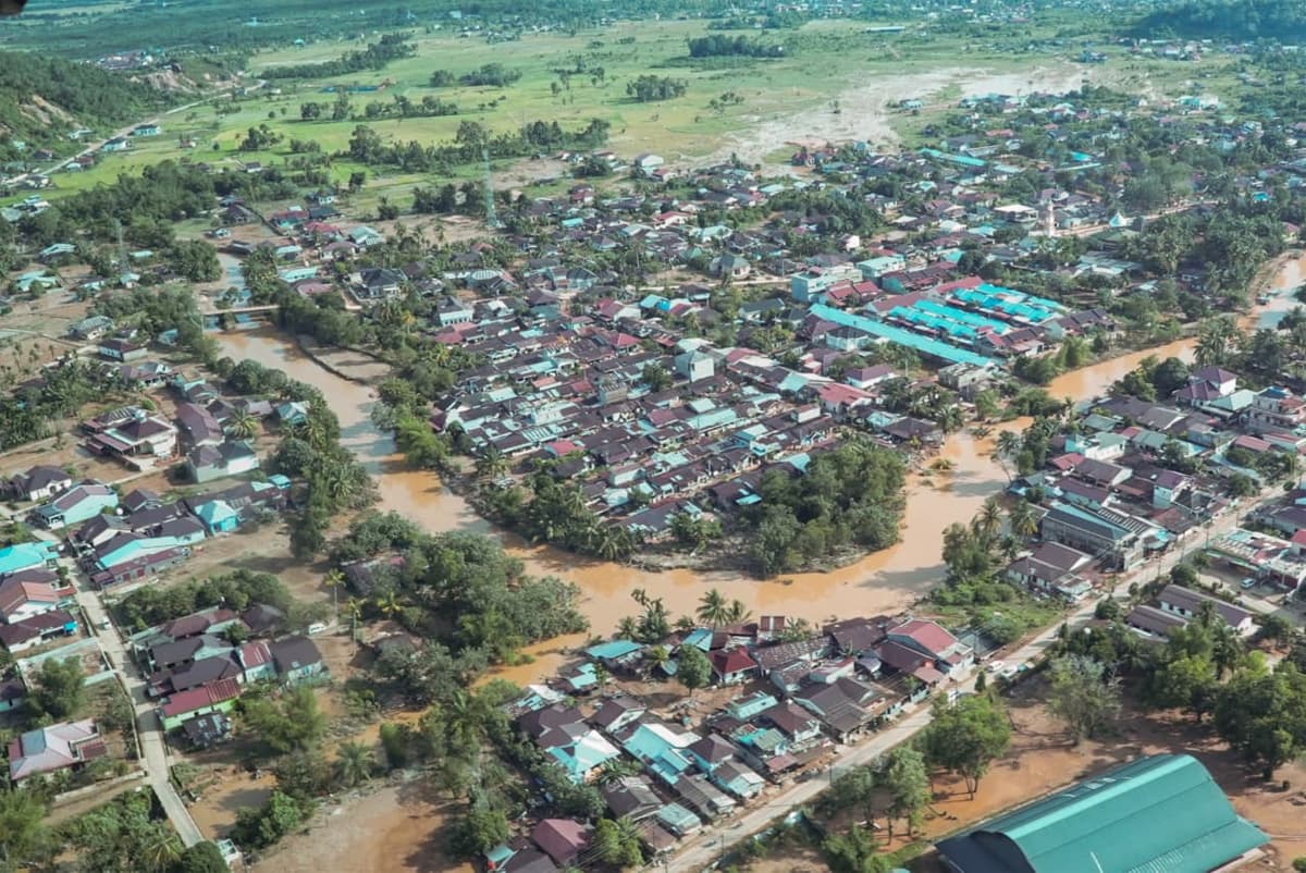Gubernur Bobby Salurkan Bantuan Melalui Heli, Pastikan Distribusi Logistik ke Wilayah Terisolasi di Tapanuli Berjalan Lancar - Image