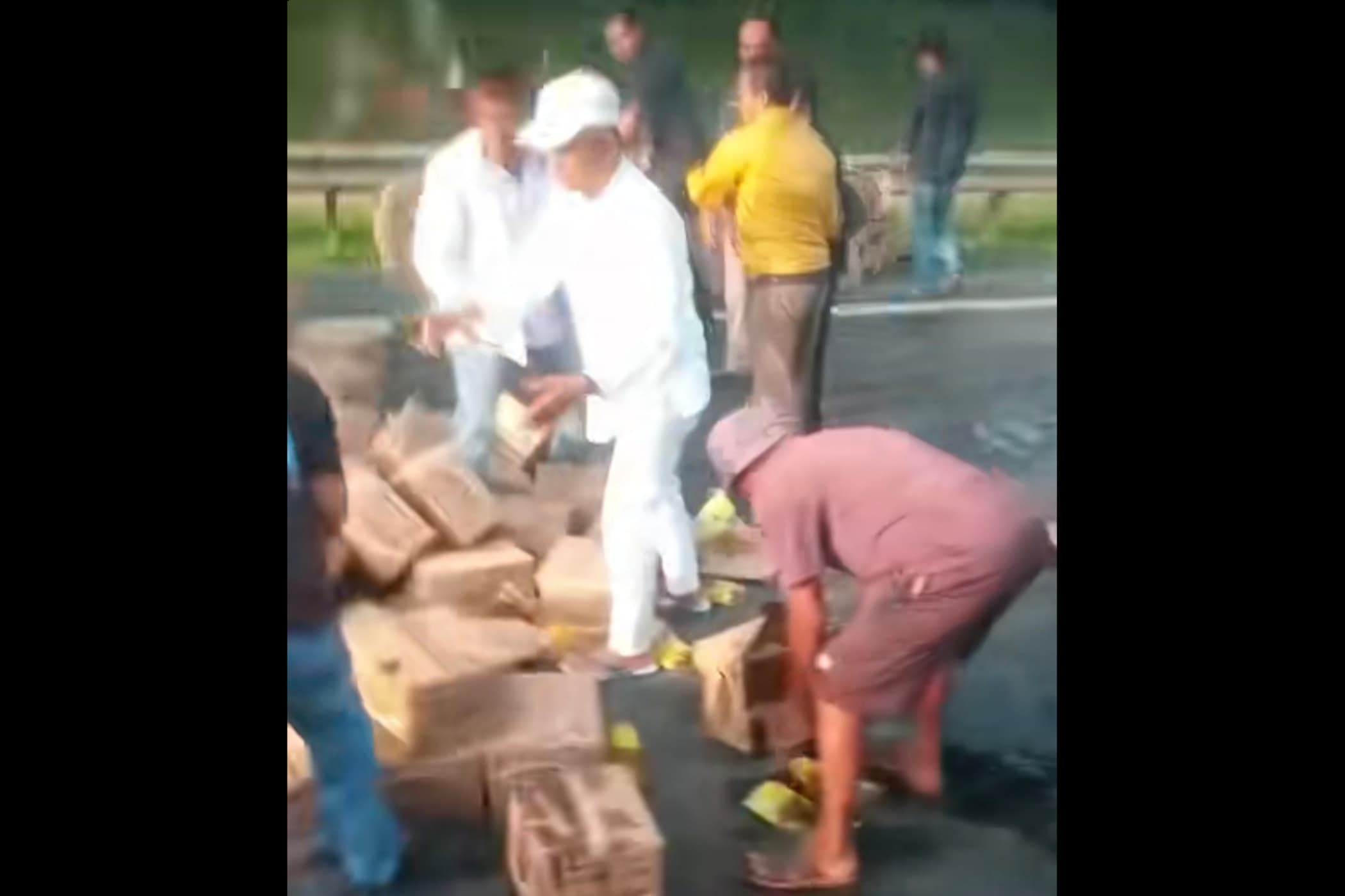 Viral Gubernur Jabar KDM Terekam Bantu Evakuasi Muatan Truk Terguling, Netizen: “Bapa Aing!” - Image