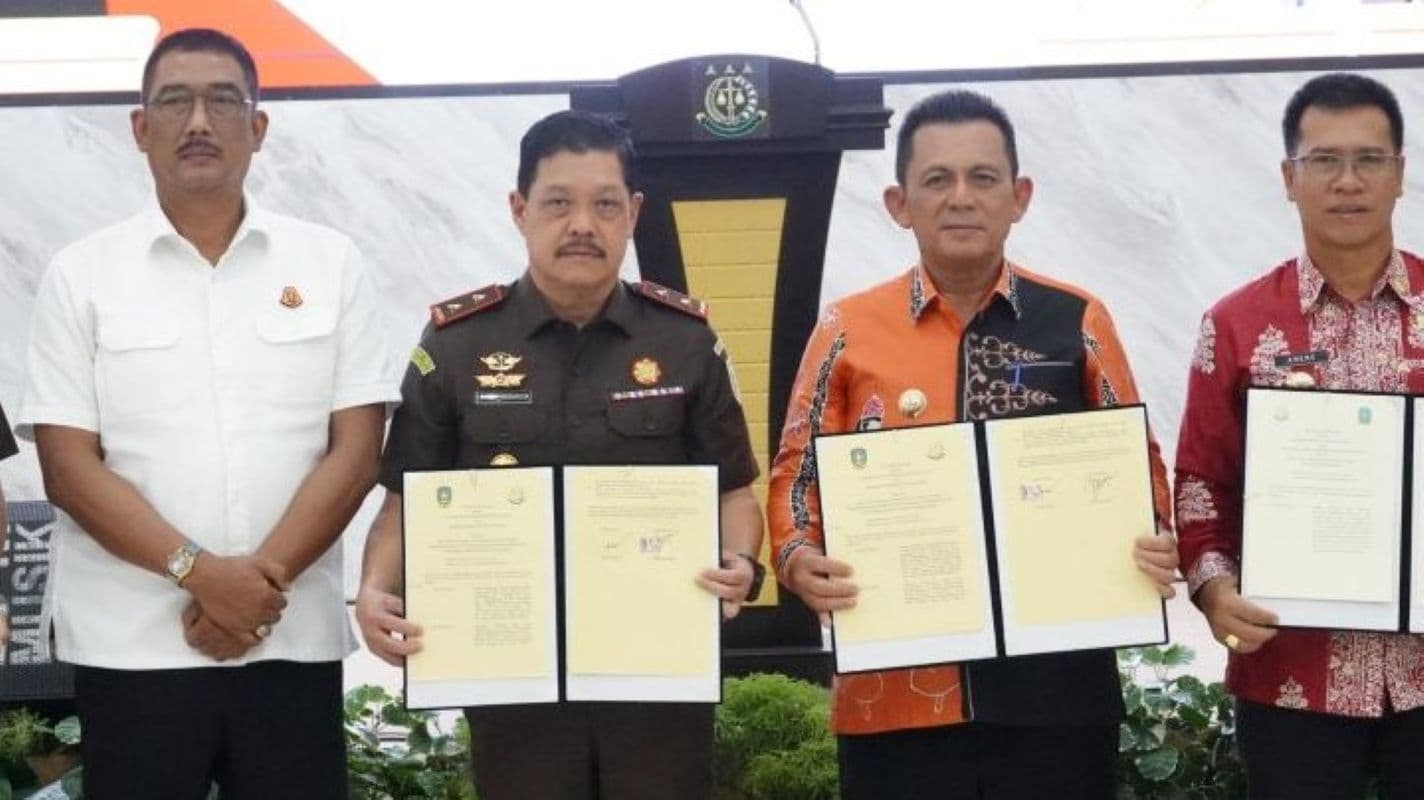 Kejati dan Pemprov Kepri Teken MoU tentang Pidana Kerja Sosial - Image