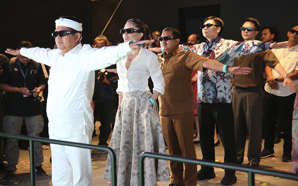 Gubernur Jabar Dedi Mulyadi dan Cinta Laura Ikut Resmikan Wahana Eduwisata LED Imersif  5D  - Image