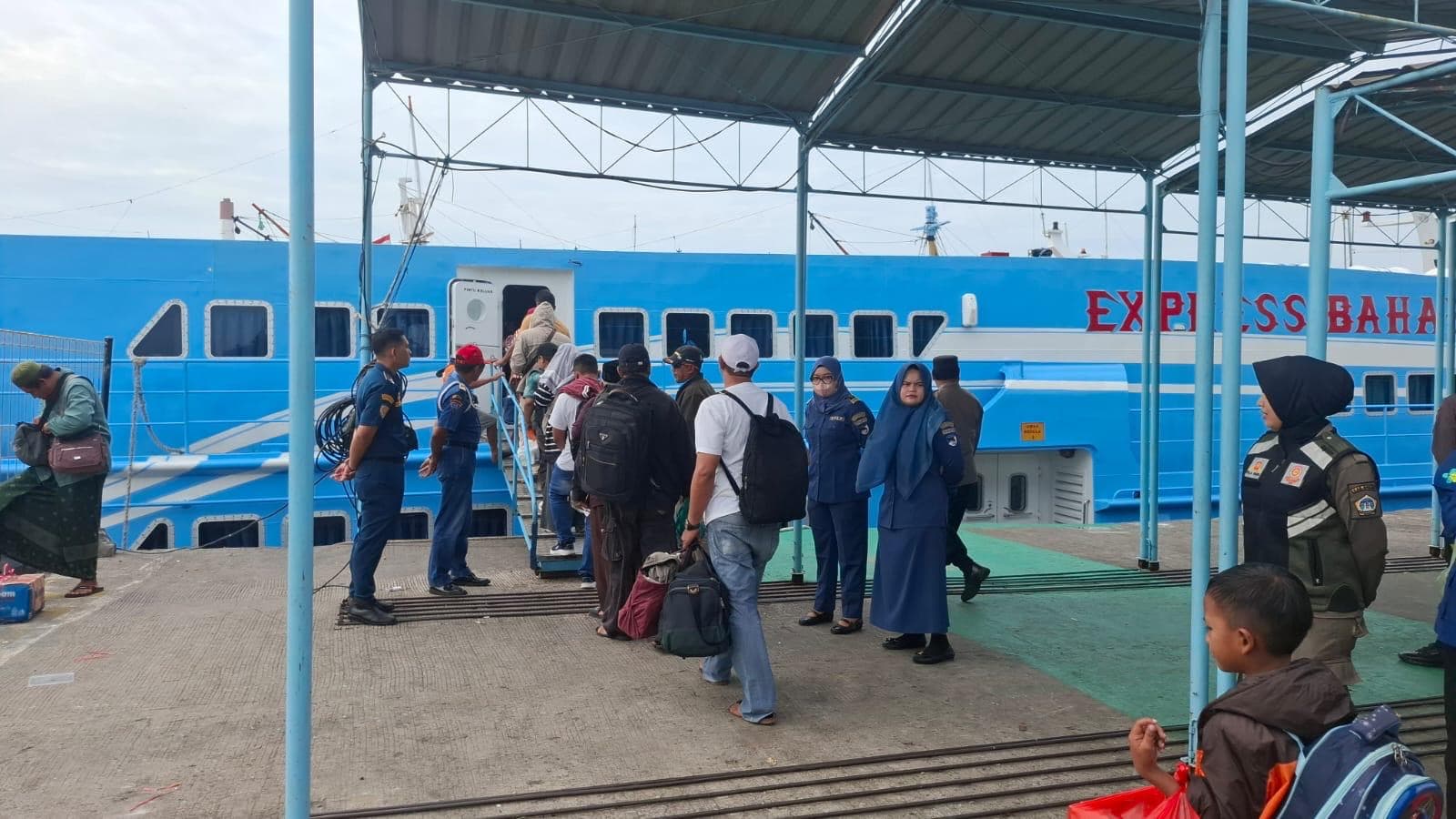 Arus Balik Libur Nataru Penyebrangan Bawean - Gresik Diprediksi Terjadi Gelombang Tinggi - Image