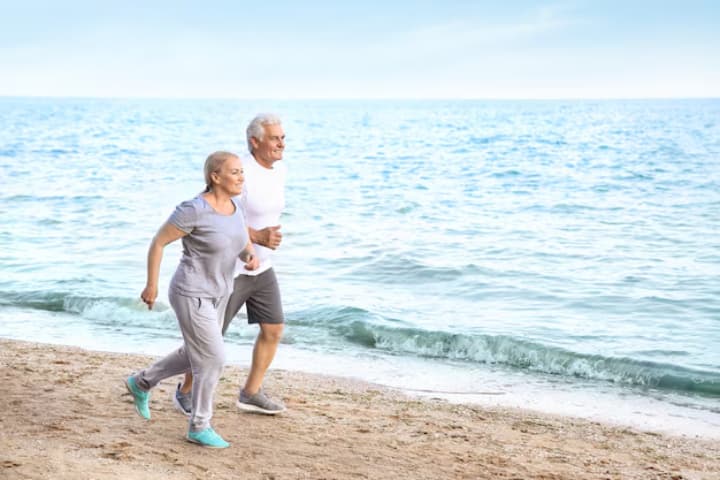 Orang-orang yang Tampak Menua dengan Lambat Sering Kali Mempraktikkan 7 Kebiasaan Pagi yang Sering Diremehkan Ini - Image