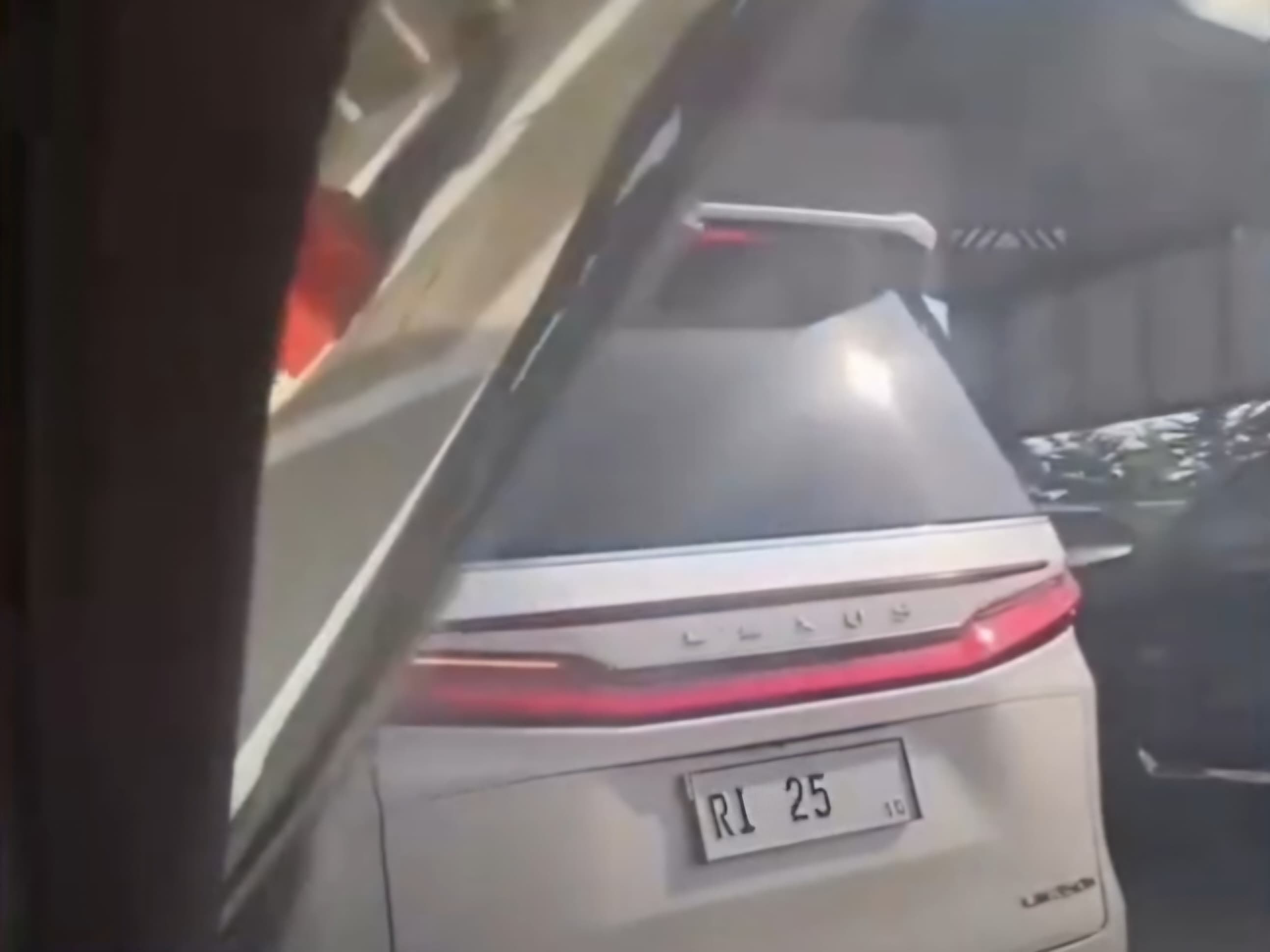 Mobil Mewah Viral Diduga Serobot Antrean di Gerbang Tol Cilandak, Polisi Selidiki Keaslian Plat RI 25 - Image