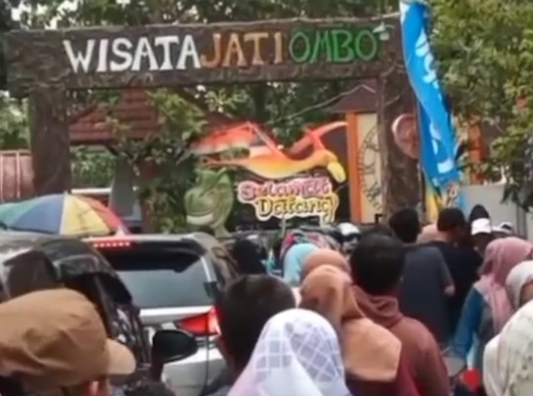 Parung Panjang Diserbu Ribuan Wisatawan, Kendaraan Sampai Parkir di Jalan - Image