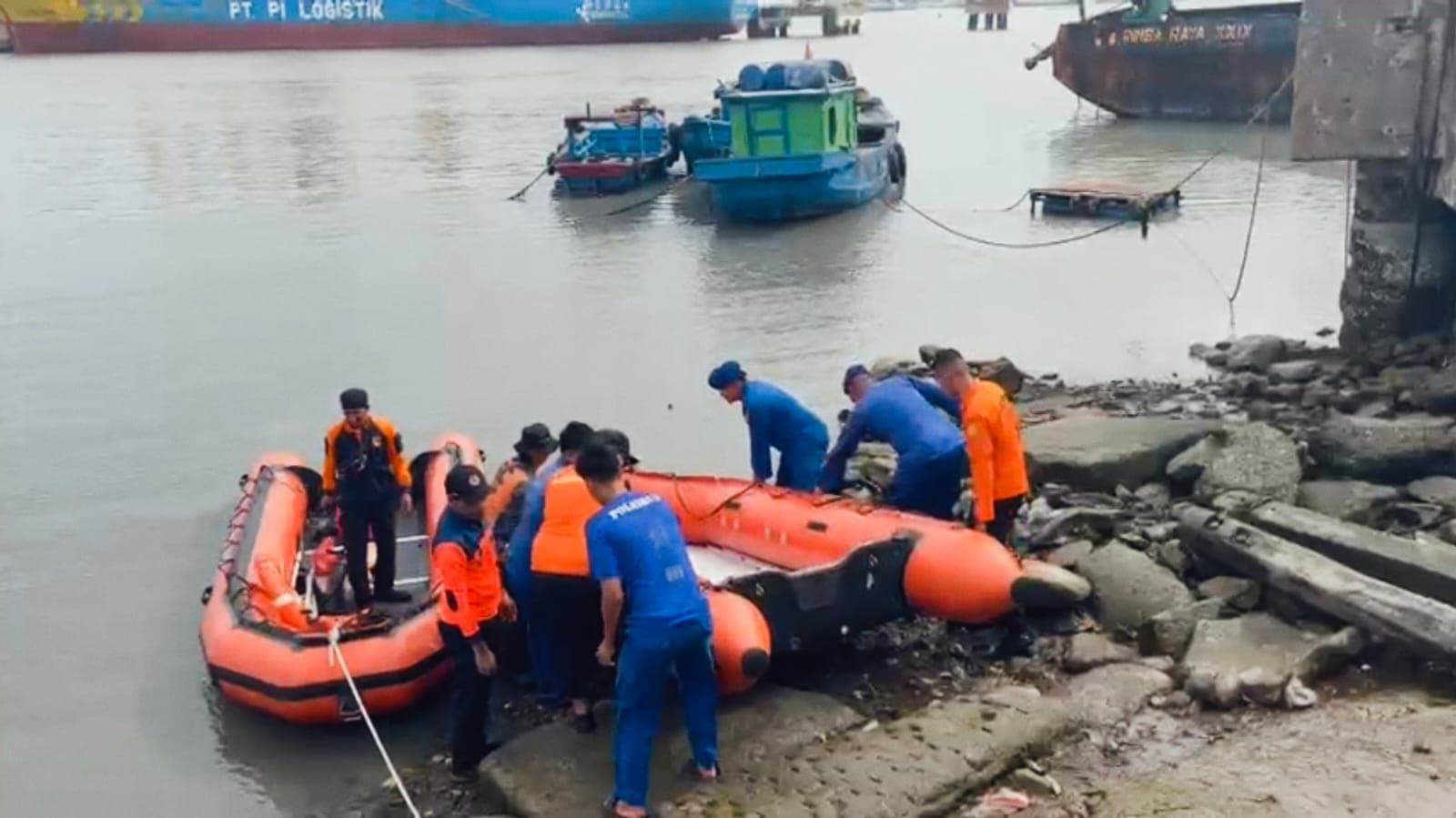 Melaju Tanpa Kendali, Perahu Motor Tabrak Dermaga Tim Gabungan Cari Nelayan yang Hilang - Image