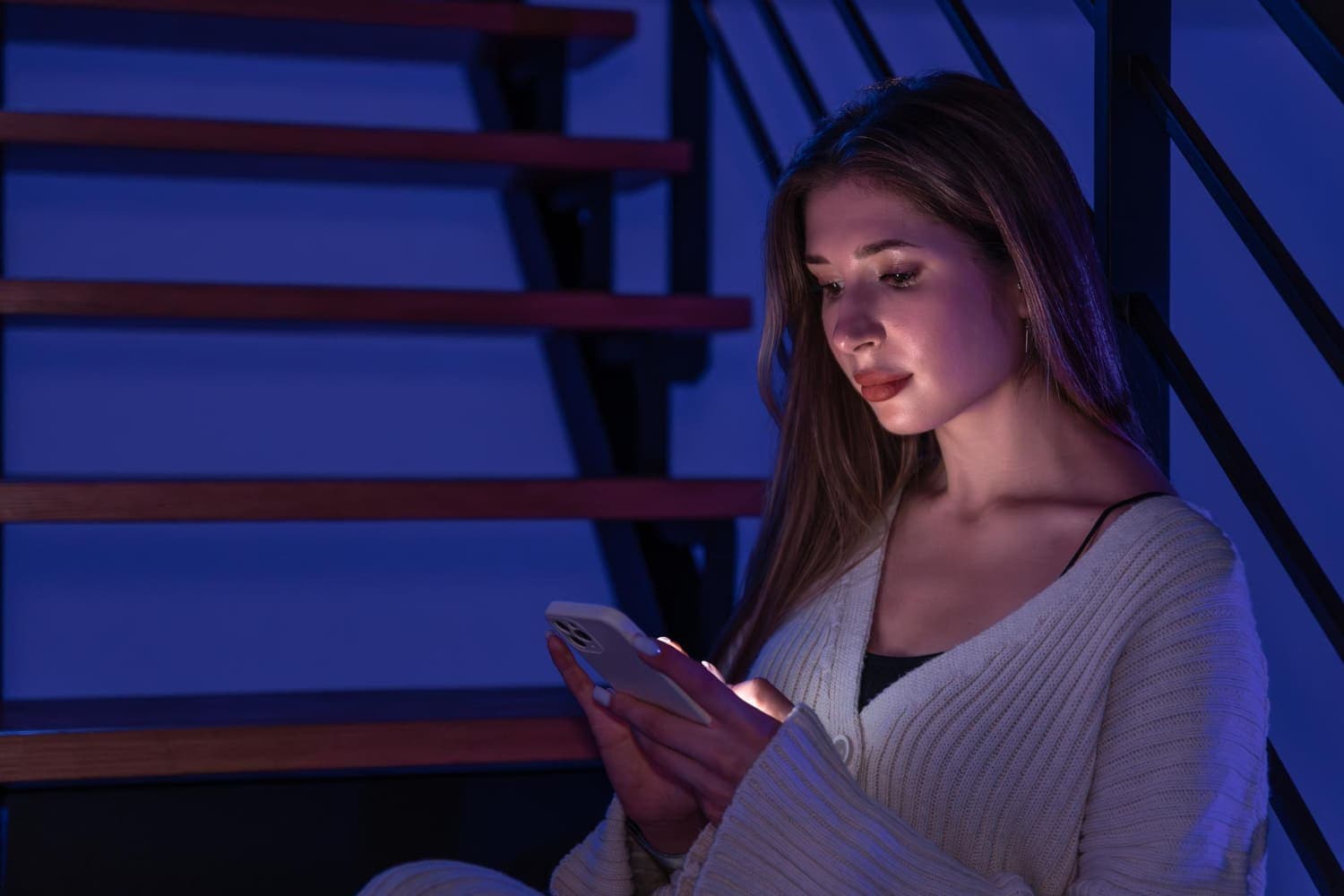 Orang yang Tingkat Kecerahan Layar HPnya Selalu Rendah Sering Menunjukkan 8 Ciri Ini, Menurut Psikologi - Image