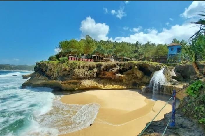 9 Tempat Wisata Pacitan yang Wajib Dikunjungi Saat Liburan: Ada Pantai, Goa, hingga Sungai yang Menawan - Image