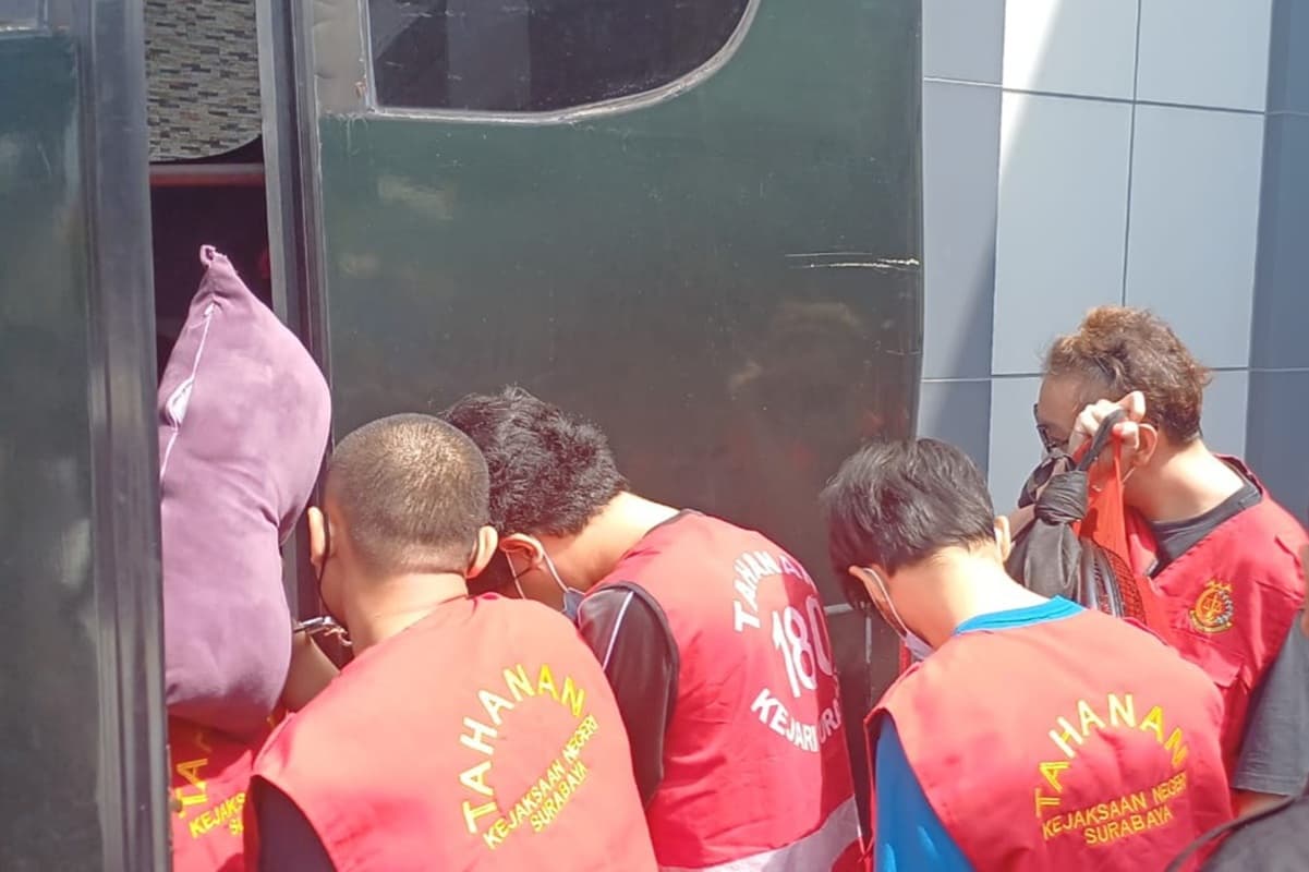 Babak Baru Kasus Pesta Sesama Jenis di Surabaya, 34 Tersangka Dilimpahkan ke Kejaksaan - Image
