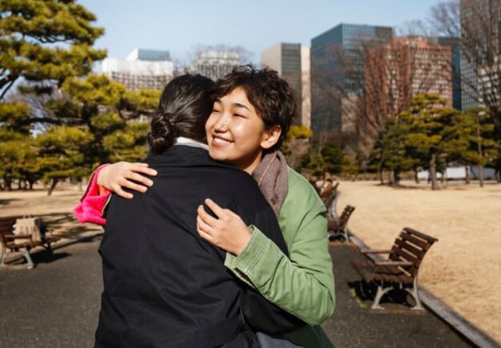 Orang yang Lebih Mendambakan Pelukan daripada Kata-Kata Seringkali Memiliki 8 Ciri Emosional Ini Menurut Psikologi - Image
