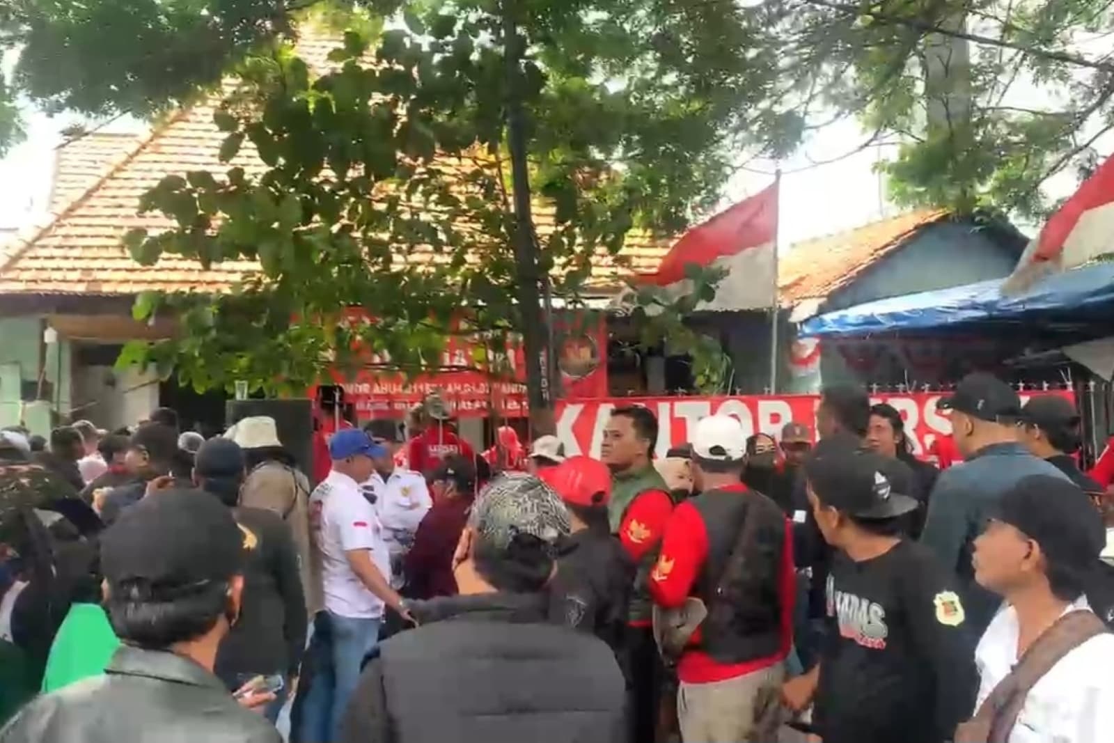 Dihadang Ratusan Orang, PN Surabaya Tunda Eksekusi Kantor Ormas Madas di Jalan Darmo - Image