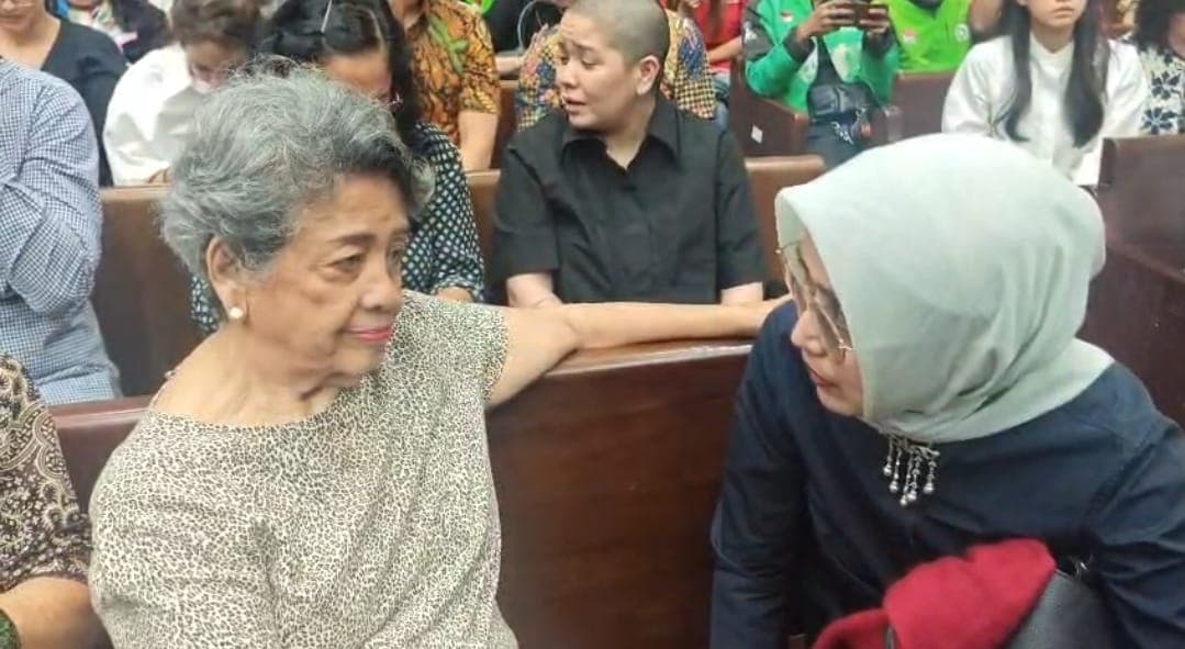 Momen Ibunda Nadiem Makarim Berbincang dengan Eks Dirut ASDP Ira Puspadewi saat Hadiri Sidang Putusan Sela - Image