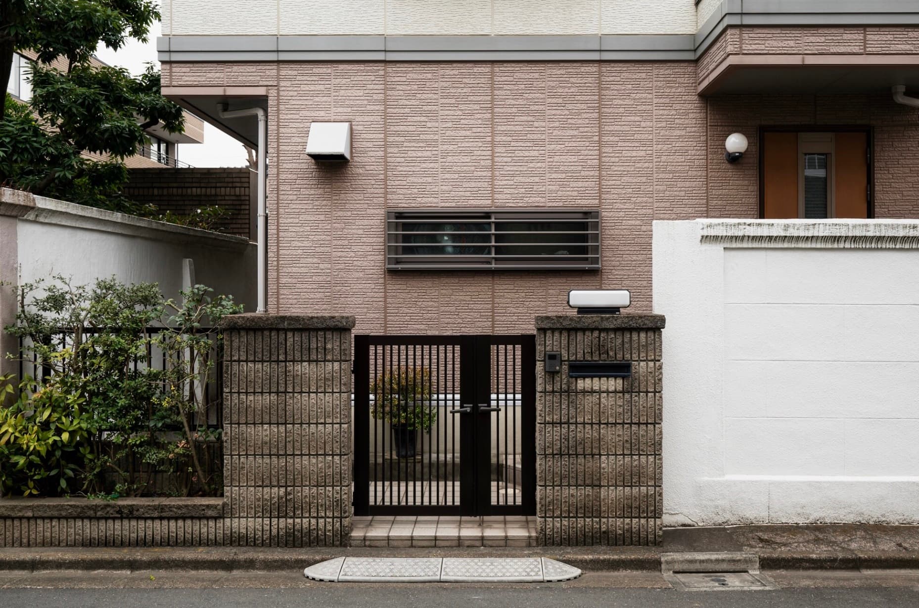 Feng Shui Pagar dan Atap Rumah: Kunci Perlindungan Energi dan Kelancaran Rezeki - Image