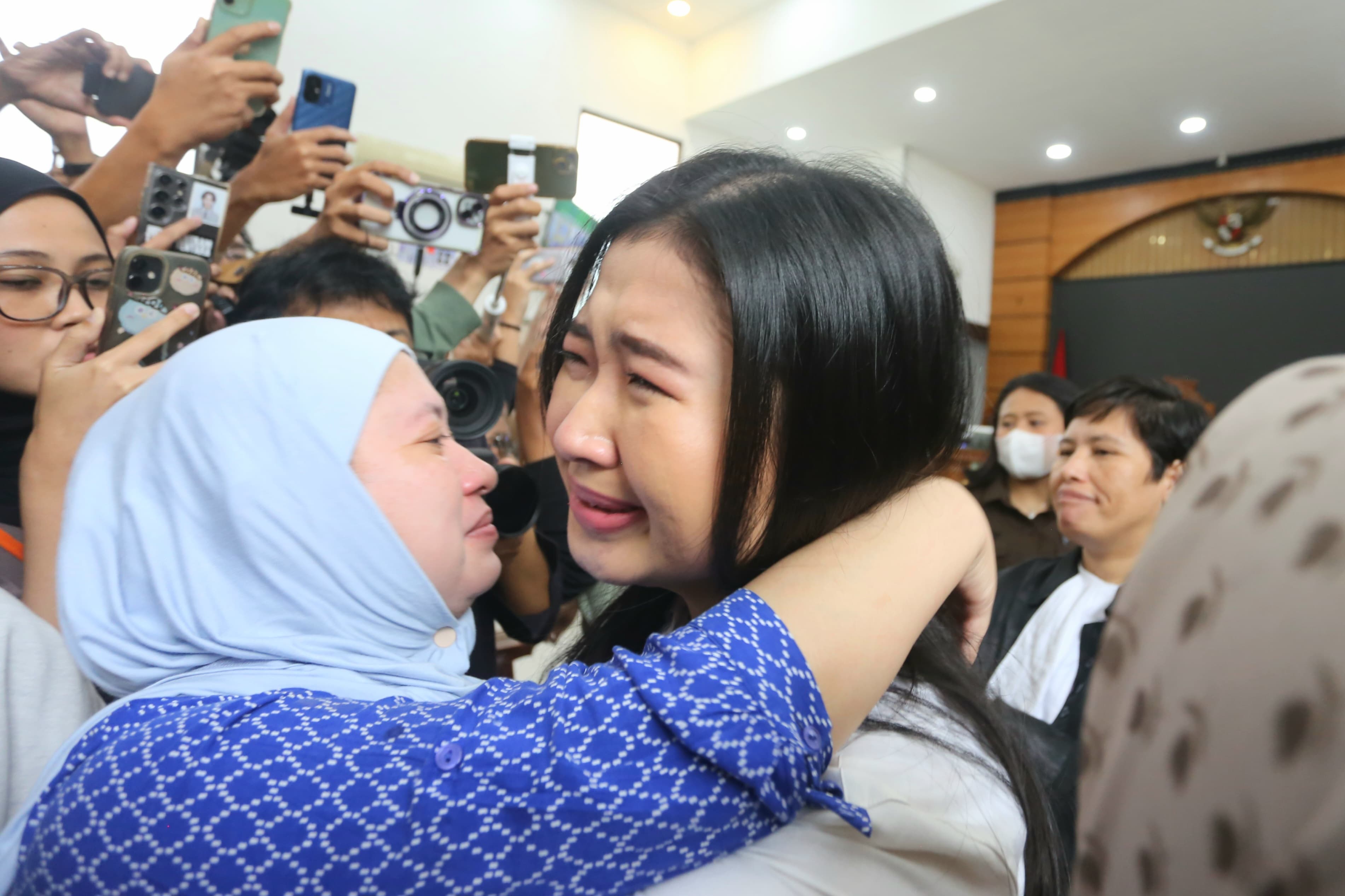 Laras Faizati Resmi Bebas Dari Rutan Pondok Bambu! Pakai Kaos 'Kritik Bukan Kriminal' dan Siap Lanjut Suarakan Isu HAM - Image