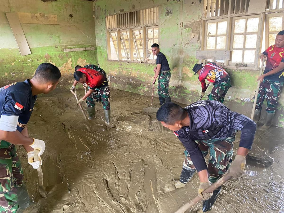 Pasukan TNI Berjibaku Bersihkan Lumpur Tebal di Sekolah-sekolah Aceh Tamiang - Image