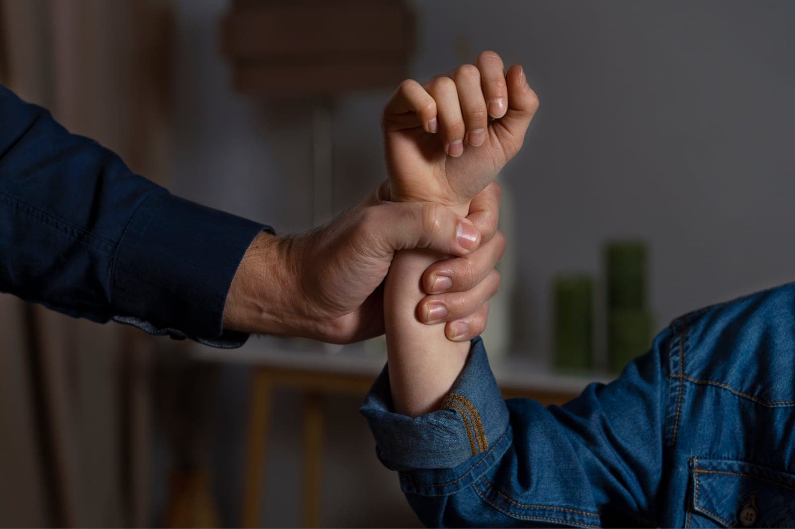 Berkaca dari Buku Memoar Aurelie Moeremans, Berikut 5 Tahap Manipulasi Pelaku Child Grooming Menurut Psikolog - Image