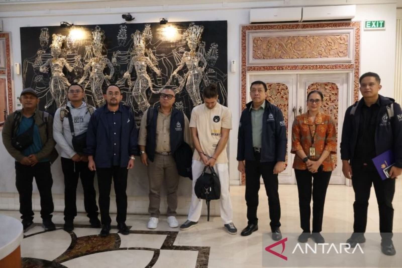 Sembunyi dan Menikah dengan WNI di Bali, Buronan Interpol asal Rumania Dideportasi ke Negaranya - Image