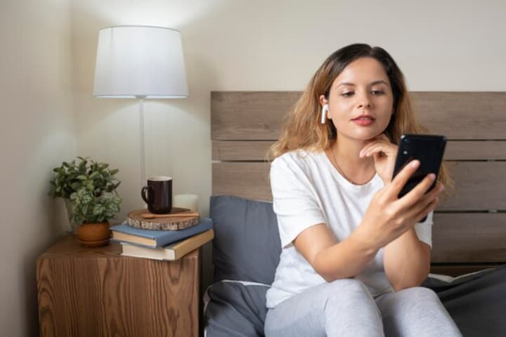 Orang yang Tangap Membaca Pesan Teks tetapi Membutuhkan Waktu Berjam-jam untuk Membalas Biasanya Menunjukkan 8 Ciri Kepribadian Ini Menurut Psikologi - Image