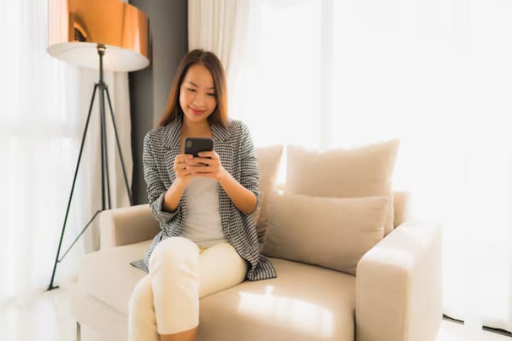 Psikologi Mengatakan bahwa Orang yang Membalas Pesan Teks dengan Cepat Menunjukkan 7 Ciri Kepribadian Ini - Image