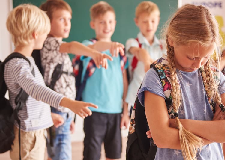 Menurut Psikologi, 7 Kebiasaan yang Harus Dilakukan Orang Tua Jika Anak Kena Bully Temannya - Image