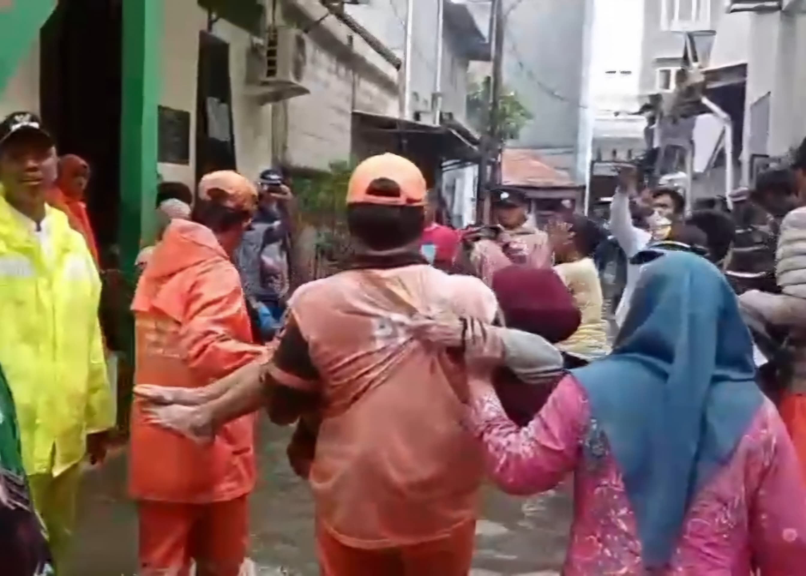 Aksi Heroik PPSU Jelambar Gendong Nenek 80 Tahun yang Terjebak Banjir Jakarta - Image