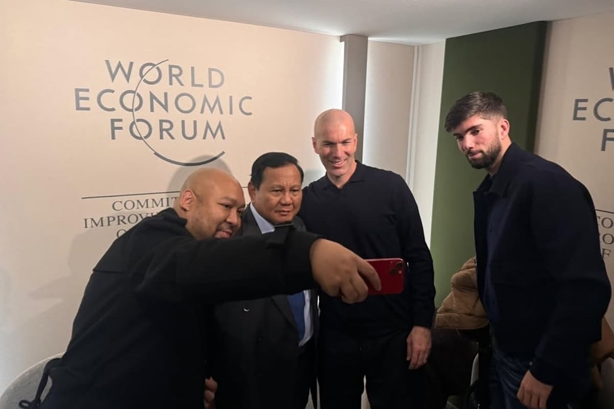 Prabowo dan Didit Berfoto dengan Zidane di Swiss, Netizen: Angkut Pak Latih Timnas - Image