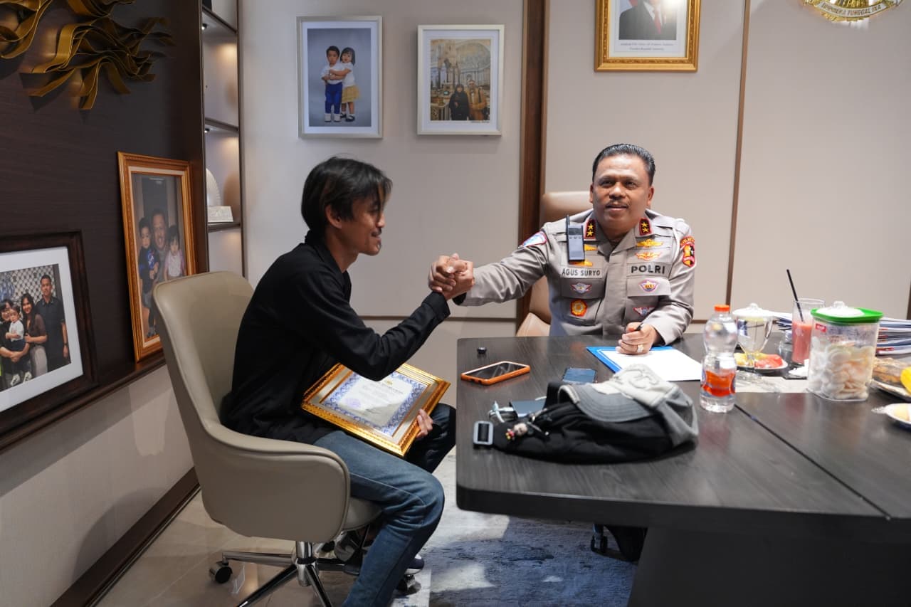 Aksi Kawal Mobil Panther yang Jalan Sendiri di Tol Japek Viral, Sopir Truk Dapat Penghargaan dari Polri - Image