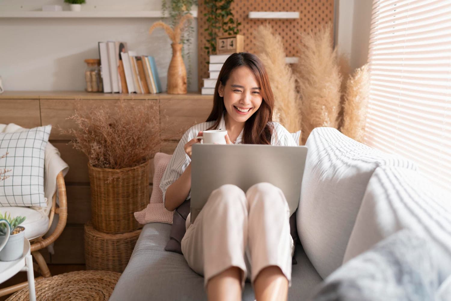 6 Kiat Mengatur Suasana Hati agar Merasa Senang dan Positif Sepanjang Hari - Image