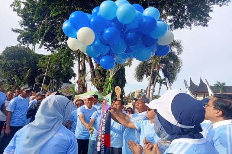 Gubernur Sumatera Barat dan Pelatih Sepak Bola Legendaris Hadiri Kick Off Piala Dunia 2026 - Image