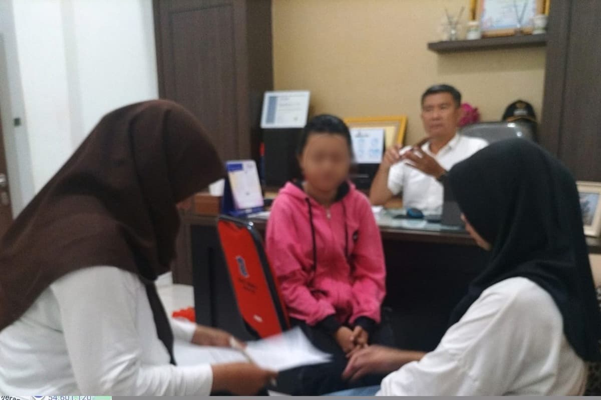 Kasus Perundungan Siswi SMP di Surabaya Viral, Dispendik Pastikan Pelaku Tetap Sekolah - Image