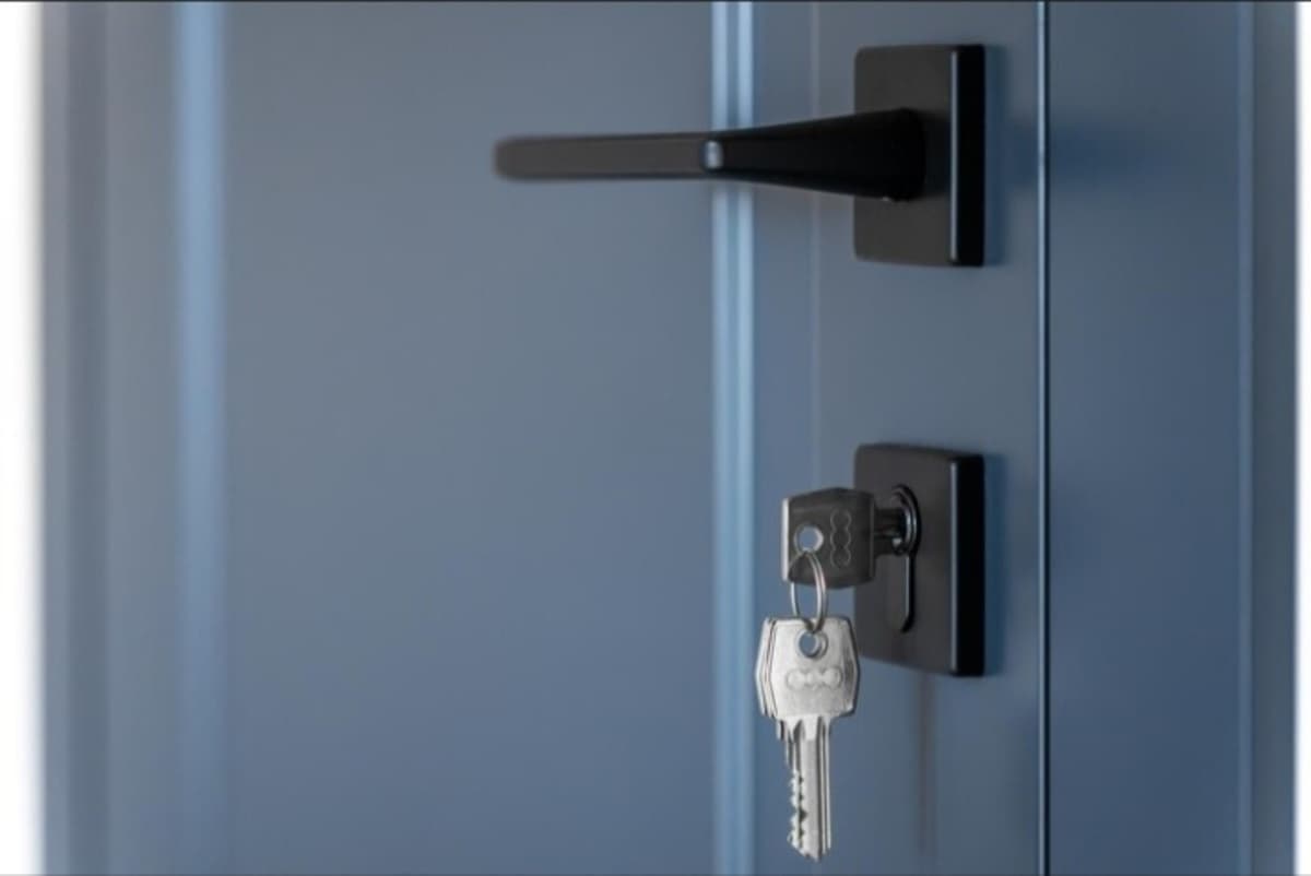 Selalu Mengunci Pintu Kamar Saat Tidur di Malam Hari? Ini 9 Sifat Unik yang Bisa Mengungkap Kepribadianmu - Image