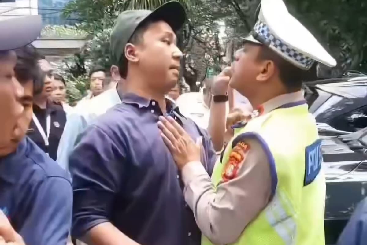 Viral! Kronologi Cekcok Petugas Dishub di Tanah Abang, Dipicu Makian Pemilik Mobil yang Parkir di Trotoar - Image