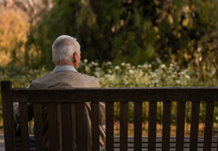 Orang yang Kehilangan Teman Seiring Bertambahnya Usia Sering Kali Mengadopsi 9 Kebiasaan Ini Menurut Psikologi - Image