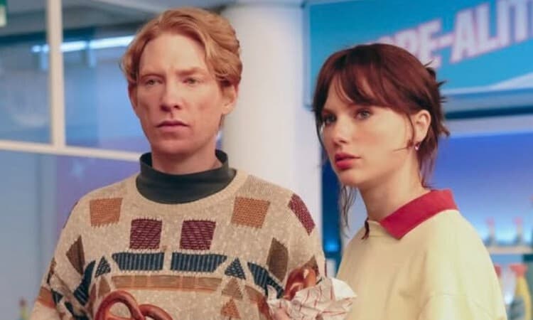 Taylor Swift Gandeng Domhnall Gleeson dalam Video Musik Terbaru Bertajuk ‘Opalite' - Image