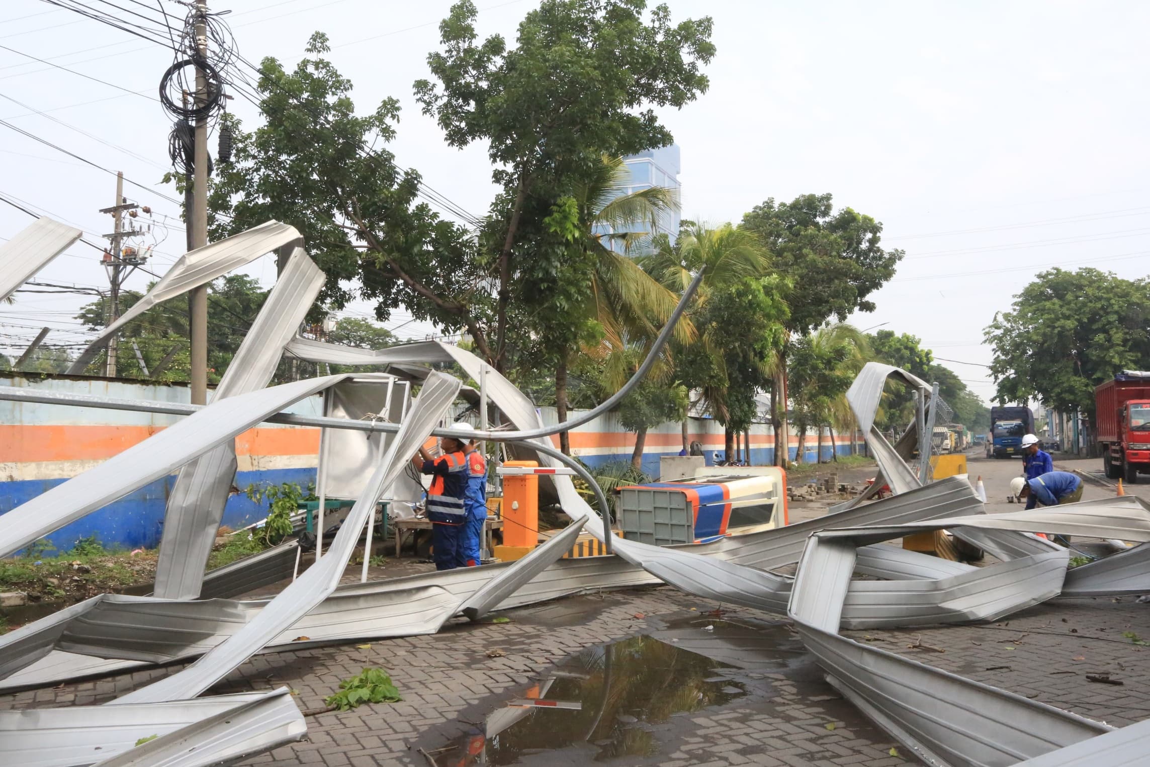 Hujan dan Angin Kencang Rusak Gudang Terminal Kalimas, Pelindo Pastikan Nihil Korban - Image